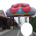 御菓子御殿  - 看板の花笠も持ち上げれるパワー♪