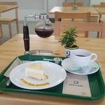 TAKAO 599CAFE - 「"みるくの黄金律"フロマージュケーキのセット (650円)」　+100円で珈琲をサイフォンに♪