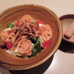 Shinjuku Gochisou Biru - お料理もいろいろ注文したよ。 京とうふ藤野牛蒡、蓮根、お豆腐の金胡麻サラダ590円(税抜)。 これにも素揚げの蓮根と牛蒡がトッピングされてます。 すり胡麻をかけていただくようになってるよ。