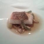 山口県萩産マダイのポワレ コンソメソース