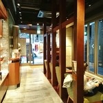 上島珈琲店 - 店内（左側が窓に向かう一人専用席）