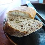 SIERRA MAR - バケットと松の実入り全粒粉のパン