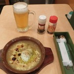 サイゼリヤ - 半熟卵入り、チーズたっぷりのオニオンスープ299円と、生中399円(税込み)