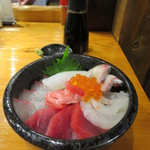 魚虎 - 海鮮丼(小) 680円