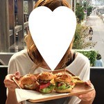 ディエゴ・バイ・ザ・リバー - トリプルミニバーガー1200円。こんなサイズのバーガーが3つ( ♡∀♡ )
かわいすぎます(o´∀｀o)