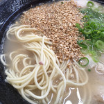 ふくの家 - 麺を出してゴマたっぷり。