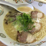 Kyuushuu Ramen Yaoki - 塩っ辛いチャーシューに少なめのスープと麺