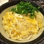 うどん 丸香 - 丸香の新商品、釜たま カルピスバター。上質なバターの香りと粗挽き胡椒の香りがよくマッチしています。