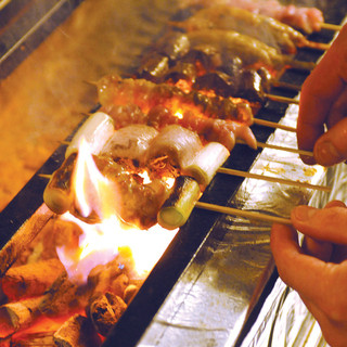 炭火烤雞肉串講究火候、鹽度，精心制作。