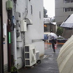 そば処港屋 - 雨にも負けず行列（20名程）
