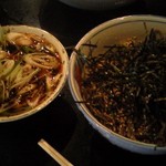 そば処港屋 - 鳥そば（普通）そばは刻み海苔とごまがたっぷりです。