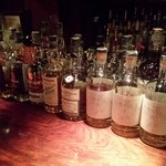 バー・バーンズ - カウンターに置かれたボトル