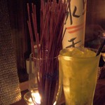 守谷 おしゃれに食べてやせる肉 BAR 85 - お通しとキウイサワー