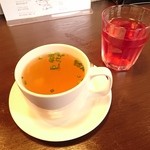 PANKA - ランチにつくスープとドリンクバーにあるザクロジュース