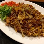 イクスピアリ・キッチン 江戸屋 - 特製焼きそば★
            名の通り、具沢山なのが嬉しいです！
            もやしはもちろん、豚肉も大きな片がたっぷり。
            たこも柔らかく、たくさん入っていました。
            
            紅ショウガもたっぷりつけてくれました。
            麺はもっちりしていて太麺。
            沢山のソースが絡まっているのが嬉しいです。
            
            
            とても味に深みがあると思ったら豚肉の脂身がカリッカリまで揚げられて入っていました。
            旨味はすごいですがなんとジャンキーな！