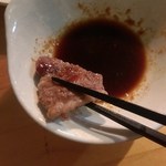 肩ロースにはジギスカンのタレをつけて