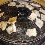 韓国家庭料理ハレルヤ - このお鍋で焼くと油が適度に落ちて美味しいサムギョプサルの豚になります。