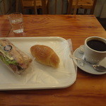 Bakery cafe delices - １Fカフェにて、ハムクリームチーズ（小麦酵母バゲットを使ったサンド）、ミルク（焦がし）塩バターロール、コーヒー