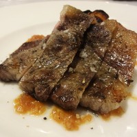 リストランテ エスト - 郡馬県 ”加藤ポーク” のステーキ のアップです。加藤ポークは体温で脂肪が溶けると言われているそうです。脂がのっていて、お肉の厚さもBESTにカットされています。