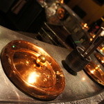 マイ鍋が並ぶカウンター席