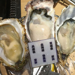 かき小屋○座 - 生牡蠣食べ比べ