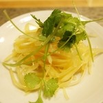 馬鹿坊 - お通し～千切りジャガイモと香菜