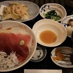 うおよし - 三種丼（かき揚げ、焼魚付き）