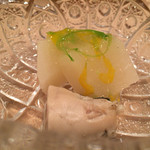 鮨 とかみ - 低温でじっくり熱を入れた北海道産牡蠣と聖護院大根