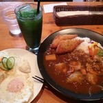 喫茶 シュシュ - ランチ『野菜ごろごろフィッシュフライカレー☆ハムエッグサラダ』