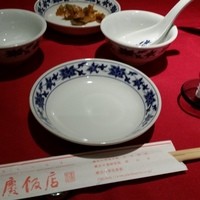 横浜中華街 重慶飯店 本館 - 平日ランチは945円。ザーサイ、スープ、御飯、メイン、ジャスミン茶。