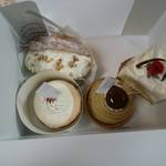 シャロン - 家族が好きなケーキを選んだら若干彩り不足に(笑)