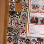 シャロン - 壁にはお客さんが過去に注文したキャラクターケーキの写真が！