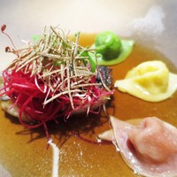 レストランエール - 鰆のポワレ、トリュフを煮出したコンソメスープ
                　カベレッティ（パスタ）、ほうれん草、プレーン、ビーツ、ズワイガニと百合根詰め。
                　ビーツ、秋トリュフ添え
                