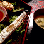 多満喜 - 日替わり定食（780円）。日替わりメニューその２は、太刀魚の塩焼き。キラキラしてますよ。