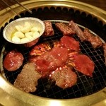 Genki shichiri yakiniku gyuushige - 焼く肉の組み合わせ、脂多いホルモンとで焼いた♂♂♂