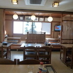 Asahi Shiyoku Dou - 小上がりとテーブル席の店内