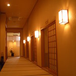 湯葉ととうふ懐石 花利久 - 玄関から畳廊下を通って個室、和室へ