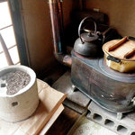 そば切 雨耕庵 - 素朴で懐かしい店内