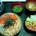 練馬東税務署　食堂 - さけいくら丼　600円