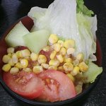 練馬東税務署　食堂 - サラダ　メロンも2切れのせた