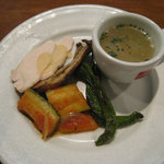 タベルナ キンタ - ランチ　小さなスープと前菜の盛り合わせ　本日のスープ　冷製　鶏と冬瓜のコンソメスープ