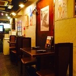 沖縄居酒屋 香の帆 - 2人掛けのテーブル。席です。