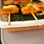 ハセガワストア - やきとり弁当の容器には溝があって、そこに串を置く