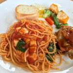 Ko Kosu - トマトスパゲッティとグリルチキンのプレートランチ