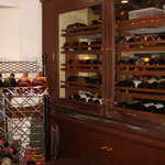 ペペネーロイタリア館 - たくさんのイタリアワインが置かれたセラー