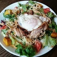 マディソン ニューヨーク キッチン - グリルチキンとフライドエッグのコブサラダ