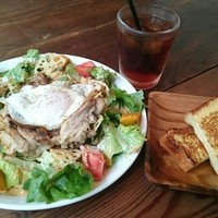 マディソン ニューヨーク キッチン - グリルチキンとフライドエッグのコブサラダ、フレンチトースト、アイスティー