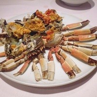 シェフス - 上海蟹蒸し（1匹）￥6500 ×2をお店が解体