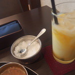 106 サウスインディアン - セットのドリンク（マンゴーラッシー）と、出された砂糖（未使用）