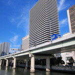 キャトルラパン - 堂々のビルです。